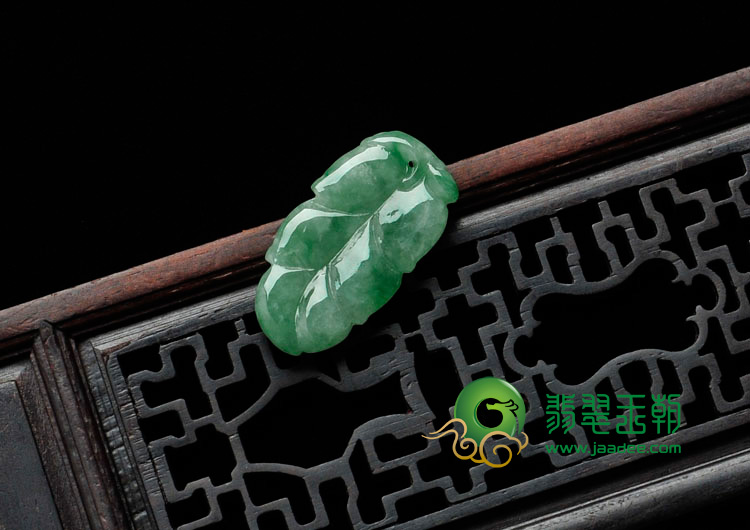 糯冰种飘阳绿缅甸翡翠叶子挂件