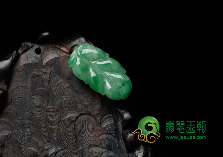 糯冰种飘阳绿缅甸翡翠叶子挂件
