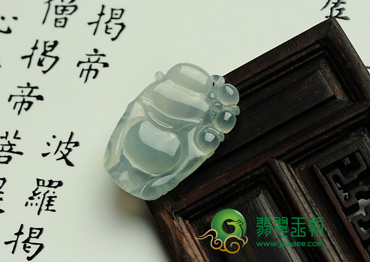 冰种晴水缅甸翡翠逍遥佛挂件