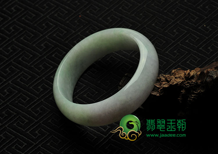 糯冰种春带彩缅甸翡翠手镯（57.6mm）