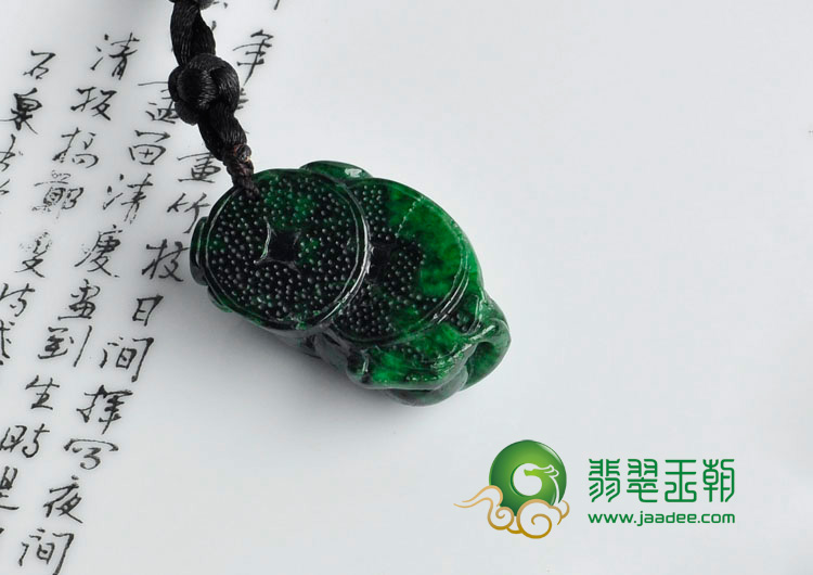 细糯种癣加绿缅甸翡翠貔貅挂件