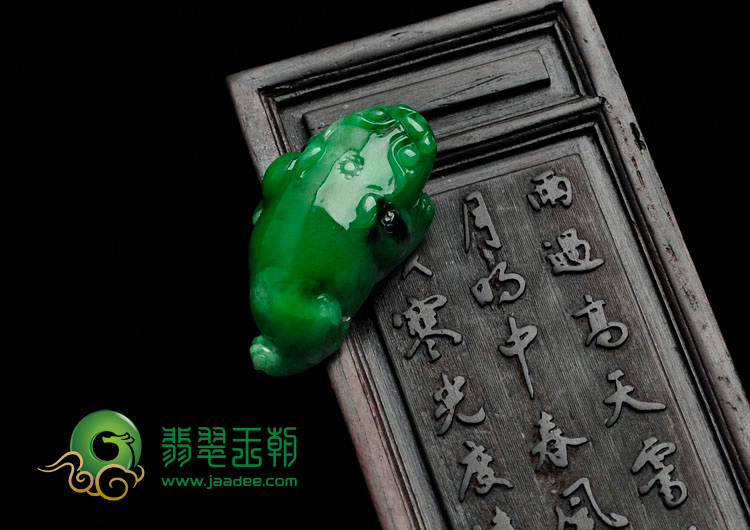 糯冰种满绿缅甸翡翠貔貅挂件