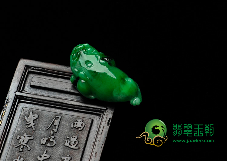 糯冰种满绿缅甸翡翠貔貅挂件