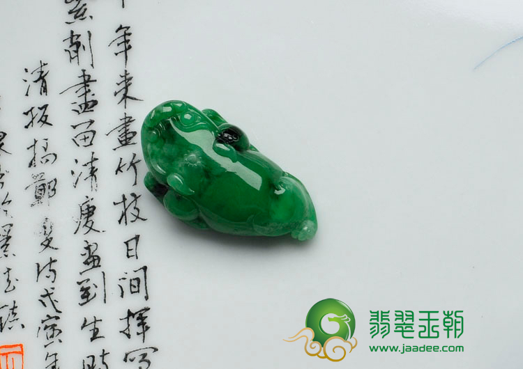 糯冰种满绿缅甸翡翠貔貅挂件