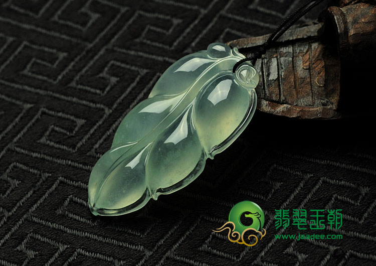 冰种淡晴水缅甸翡翠叶子挂件