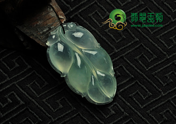 冰玻种淡晴水缅甸翡翠叶子挂件