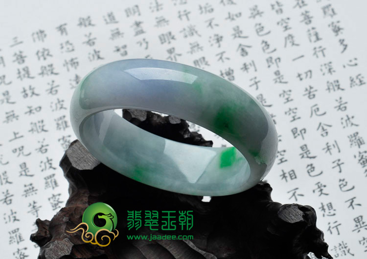 糯冰种春带彩缅甸翡翠手镯（57.3）