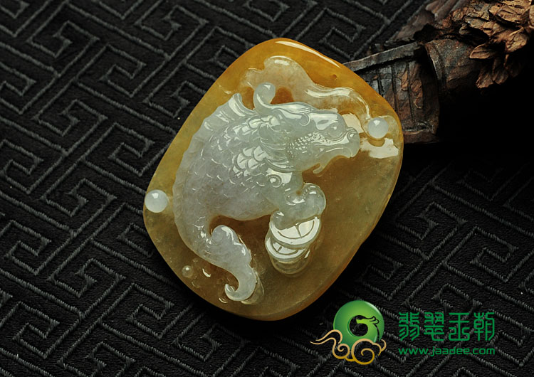 冰种黄翡缅甸翡翠鱼龙变挂件