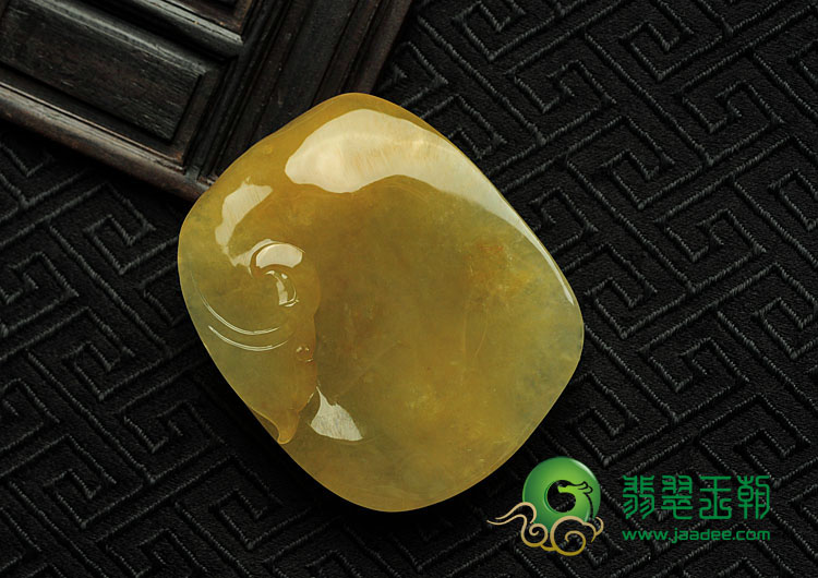 冰种黄翡缅甸翡翠鱼龙变挂件