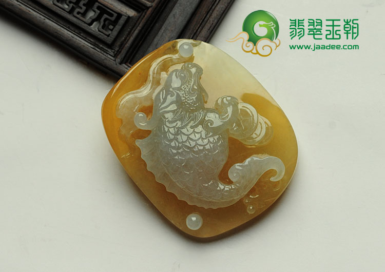 冰种黄翡缅甸翡翠鱼龙变挂件