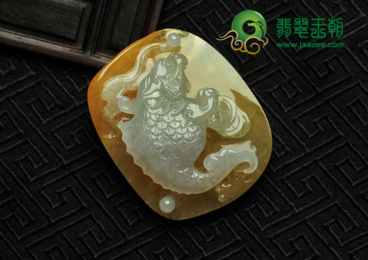 冰种黄翡缅甸翡翠鱼龙变挂件
