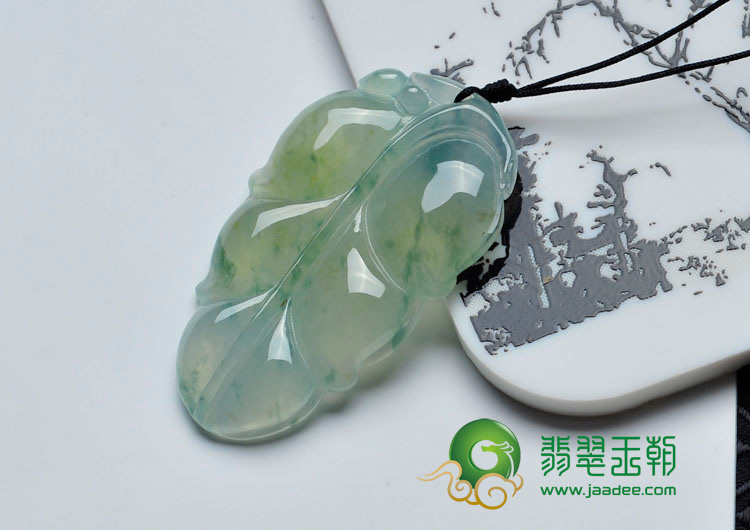 冰种淡黄翡飘花缅甸翡翠叶子挂件