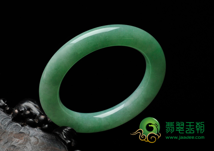 糯冰种豆绿缅甸翡翠手镯（61mm）