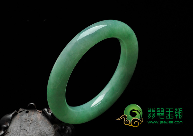 糯冰种豆绿缅甸翡翠手镯（61mm）