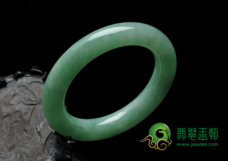 糯冰种豆绿缅甸翡翠手镯（61mm）