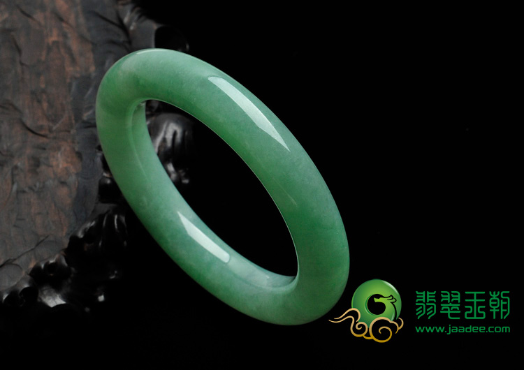 糯冰种豆绿缅甸翡翠手镯（61mm）