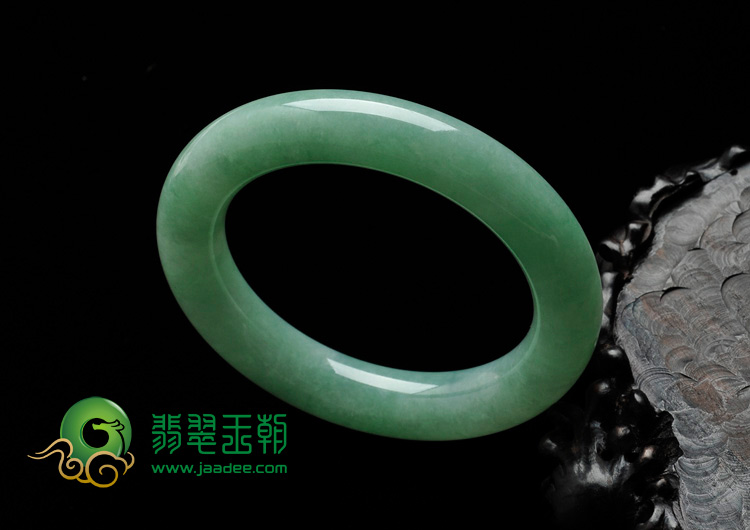 糯冰种豆绿缅甸翡翠手镯（61mm）