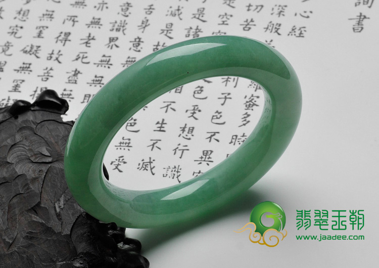 糯冰种豆绿缅甸翡翠手镯（61mm）