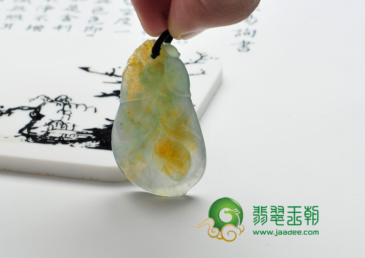 冰种黄加绿缅甸翡翠玉兰花挂件