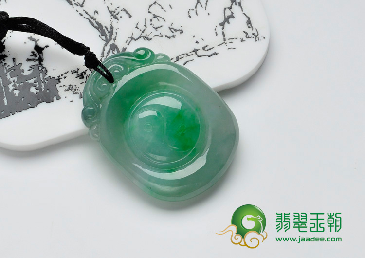 糯冰种飘翠缅甸翡翠八卦挂件