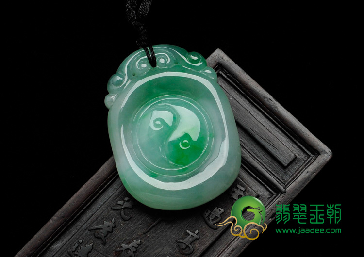 糯冰种飘翠缅甸翡翠八卦挂件