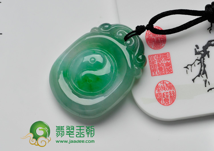 糯冰种飘翠缅甸翡翠八卦挂件