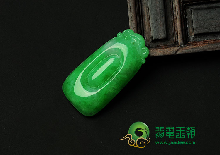 糯冰种翠色缅甸翡翠福在眼前挂件