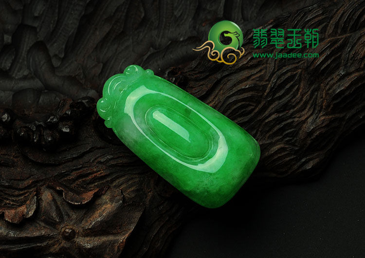 糯冰种翠色缅甸翡翠福在眼前挂件