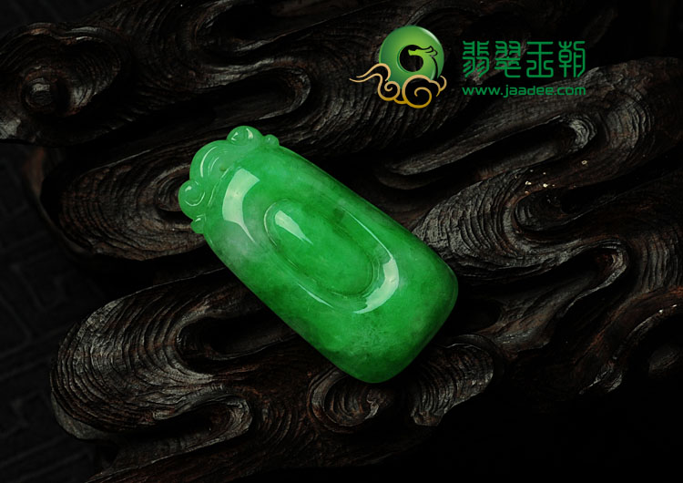 糯冰种翠色缅甸翡翠福在眼前挂件