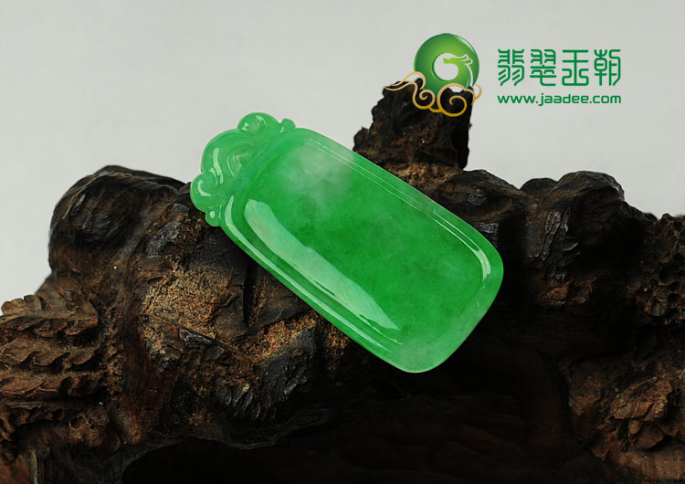 糯冰种翠色缅甸翡翠福在眼前挂件