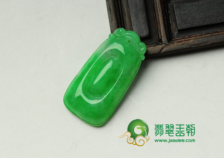 糯冰种翠色缅甸翡翠福在眼前挂件