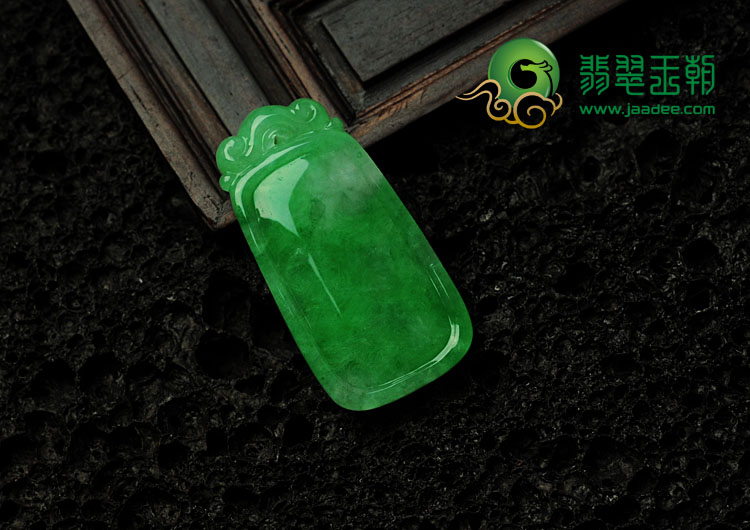 糯冰种翠色缅甸翡翠福在眼前挂件