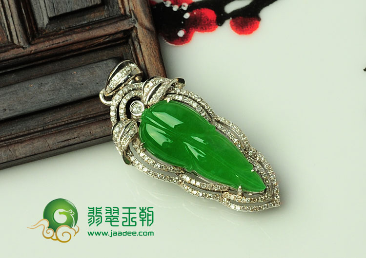 冰种阳绿满绿缅甸翡翠镶白金“金枝玉叶”胸坠