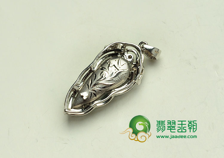 冰种阳绿满绿缅甸翡翠镶白金“金枝玉叶”胸坠