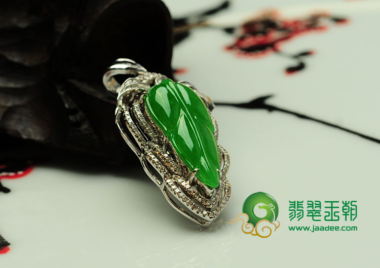 冰种阳绿满绿缅甸翡翠镶白金“金枝玉叶”胸坠