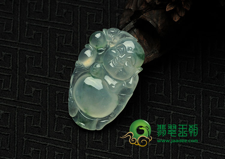 冰玻种飘花缅甸翡翠逍遥佛挂件
