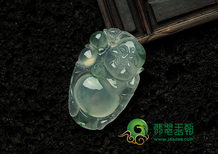 冰玻种飘花缅甸翡翠逍遥佛挂件