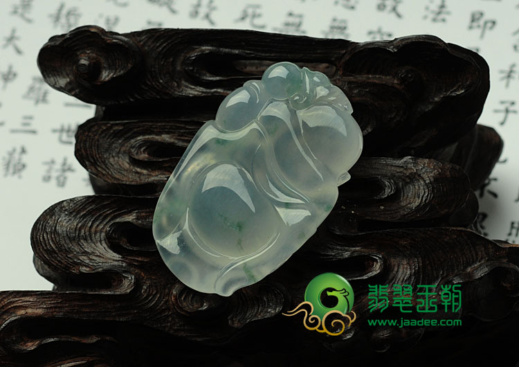 冰玻种飘花缅甸翡翠逍遥佛挂件
