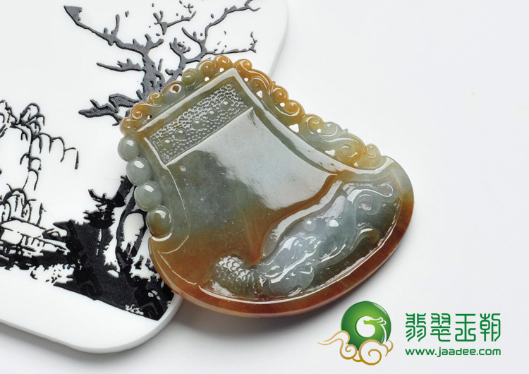 糯冰种褐黄翡缅甸翡翠府中有龙挂件