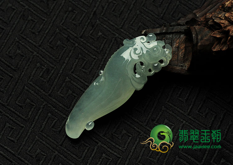 冰种晴水缅甸翡翠仿古龙挂件
