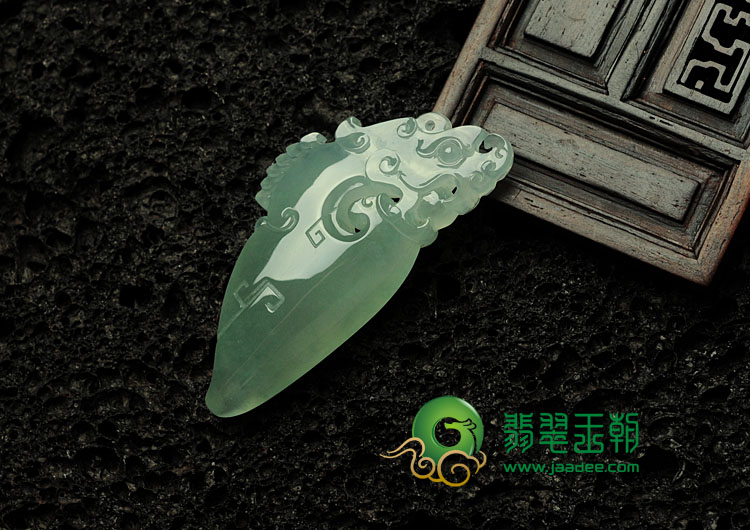 冰种晴水缅甸翡翠仿古龙挂件