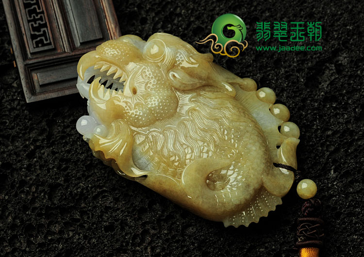 糯冰种三彩缅甸翡翠鱼龙手玩件
