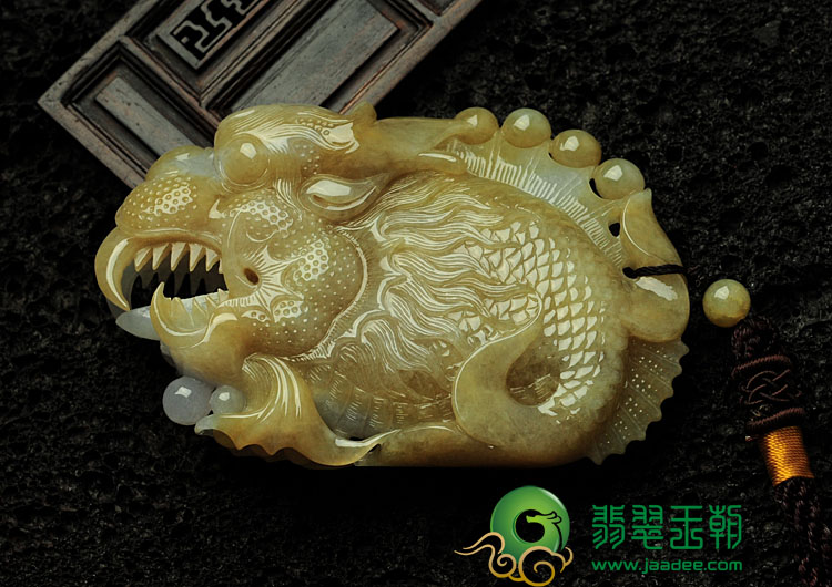 糯冰种三彩缅甸翡翠鱼龙手玩件