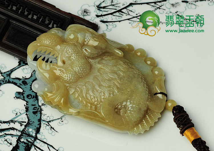糯冰种三彩缅甸翡翠鱼龙手玩件