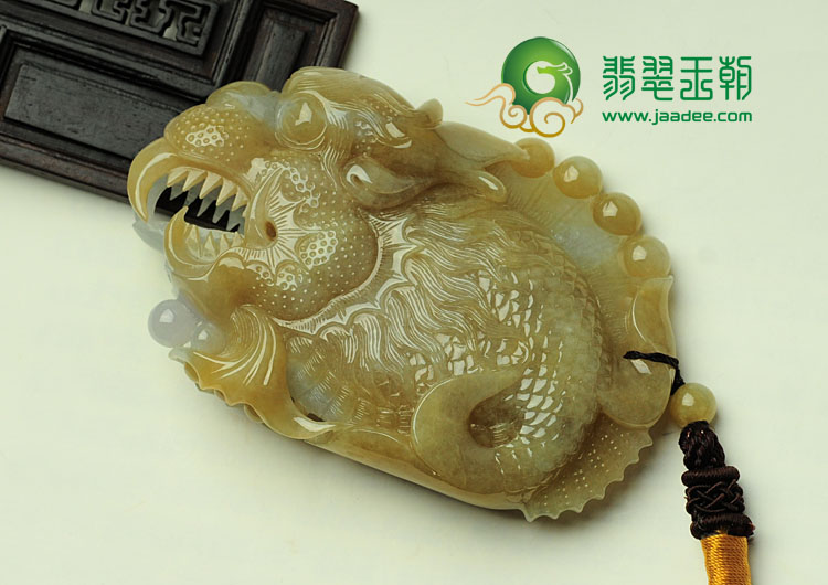 糯冰种三彩缅甸翡翠鱼龙手玩件
