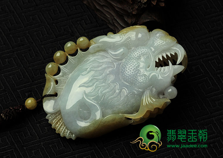 糯冰种三彩缅甸翡翠鱼龙手玩件