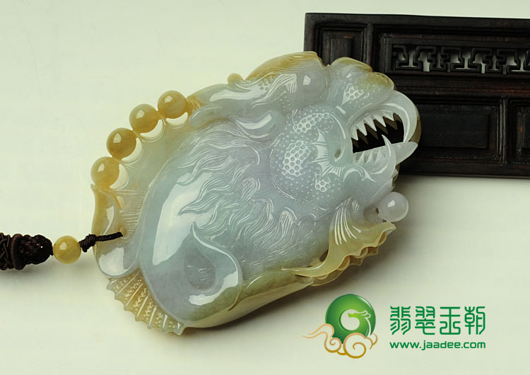 糯冰种三彩缅甸翡翠鱼龙手玩件