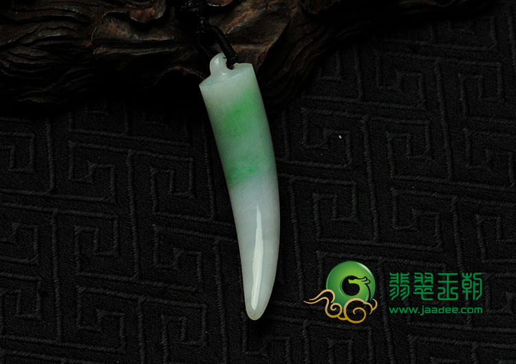 糯冰种春带彩缅甸翡翠龙牙挂件