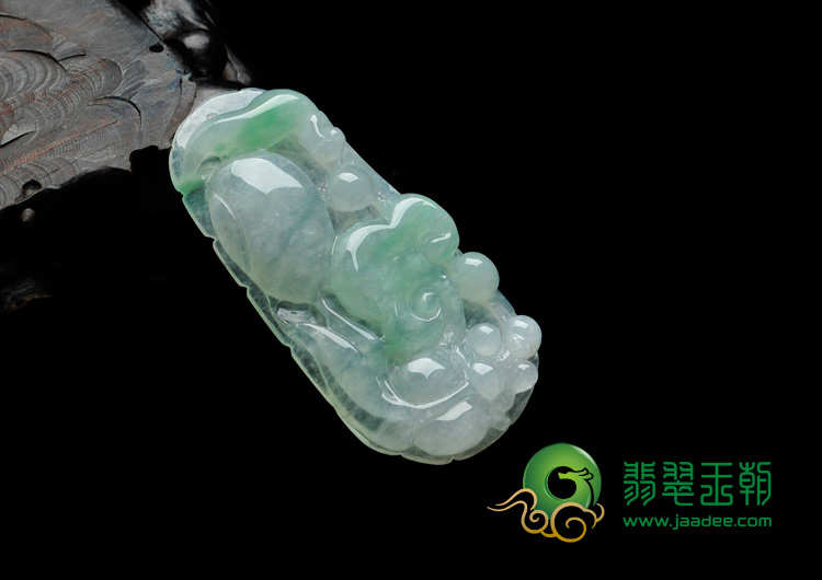 冰种翠色缅甸翡翠年年有余挂件