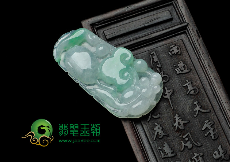 冰种翠色缅甸翡翠年年有余挂件